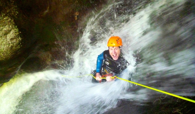  ¡Bajando en rápel por la cascada!