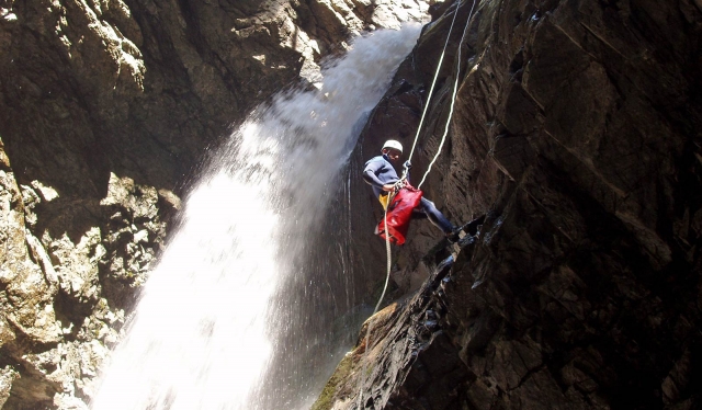  Rappel justo al lado de la sublime cascada