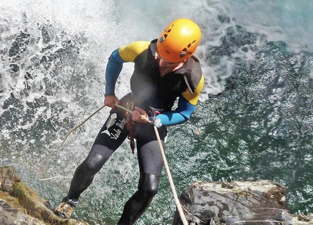 Un instructor enseñando rápel 