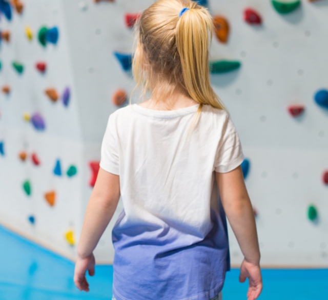  ¡Niña lista para escalar!
