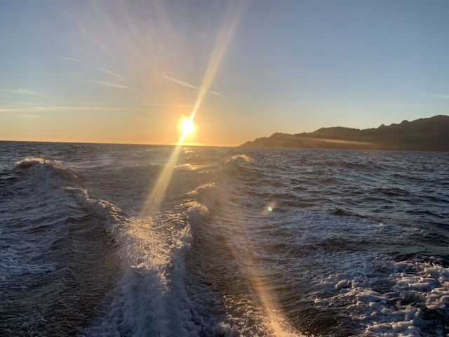  Atardecer tomando el sol en barco