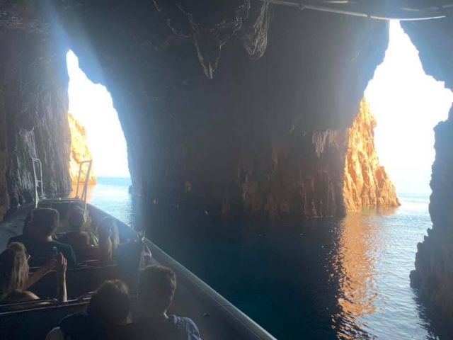  En la gruta de Capo Rosso 