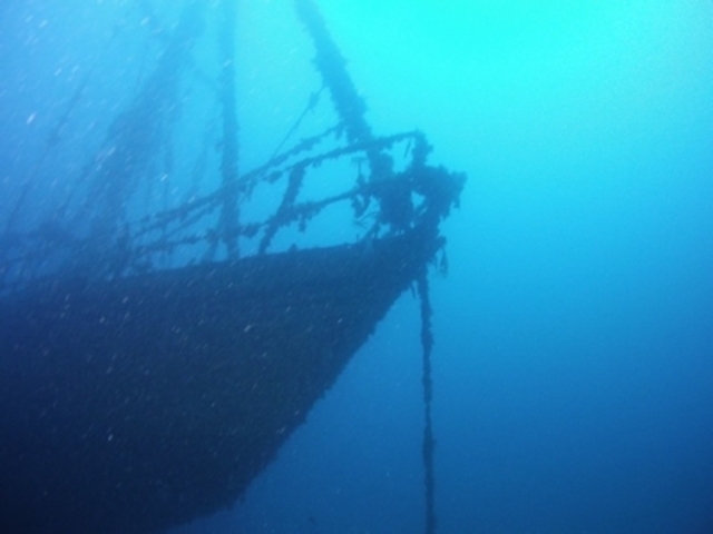  Un barco en las aguas de los Alpes Marítimos. 