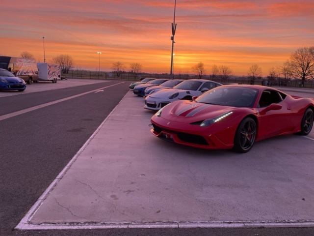  Aparcamiento de coches de carreras en el circuito de Clastres 