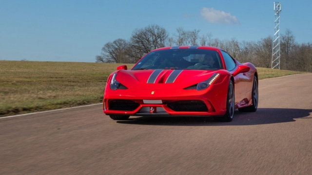 Ferrari 458 Special Red en circuito 