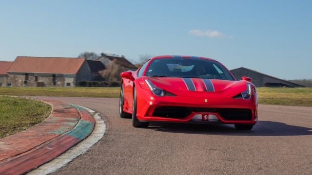 Magnífico Ferrari en circuito de motor 