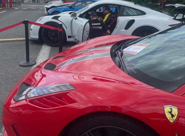  Capó del Ferrari rojo 