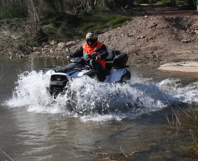  Cuatrimoto en el agua. 