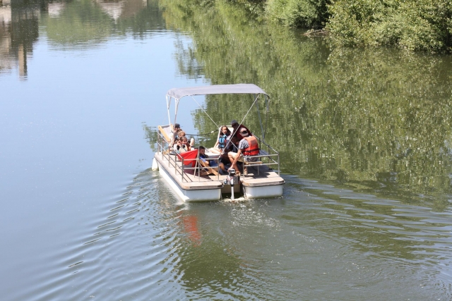  ¡Todo en barco para un refrescanle paseo en familia! 