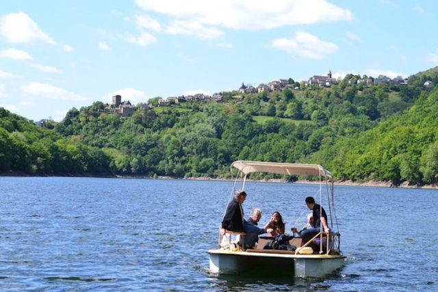  El magnífico bosque que rodea el lago de Sainle Eulalie d'Olt en Occitania