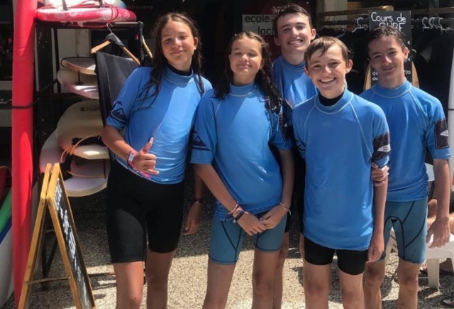  Fin de clase de surf en grupo para pequeños surfistas