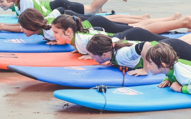  Lección teórica de surf en la playa 