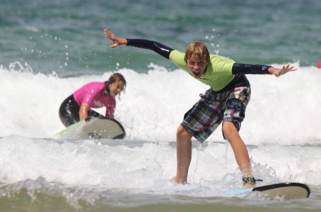  Momentos de alegría duranle la clase de surf. 