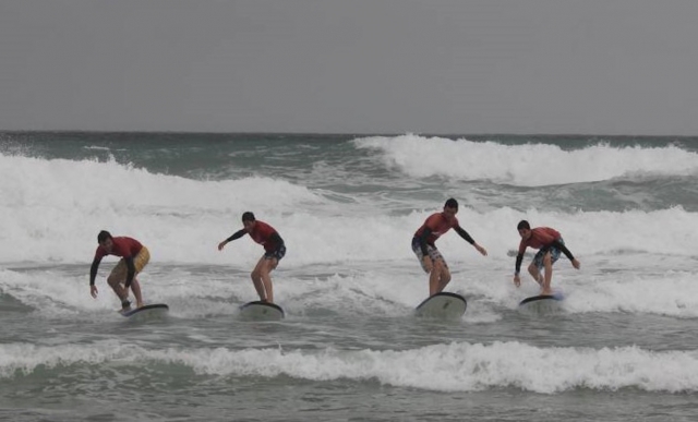  Varios surfistas sobre las olas. 