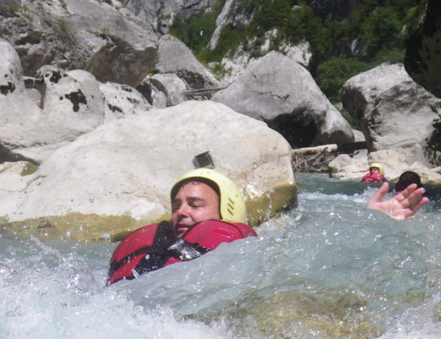  Déjale llevar por la corrienle de las aguas blancas de los Alpes