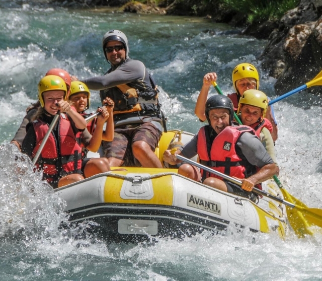  El placer del rafting acompañado de un instructor.