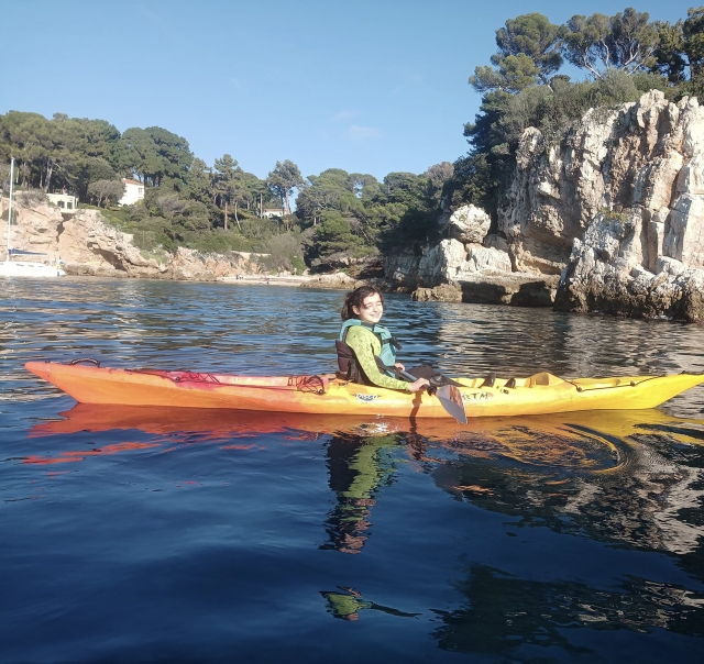  El placer de navegar en kayak en el mar. 