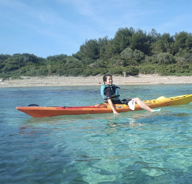  Navegar por las aguas turquesas de Antibes. 
