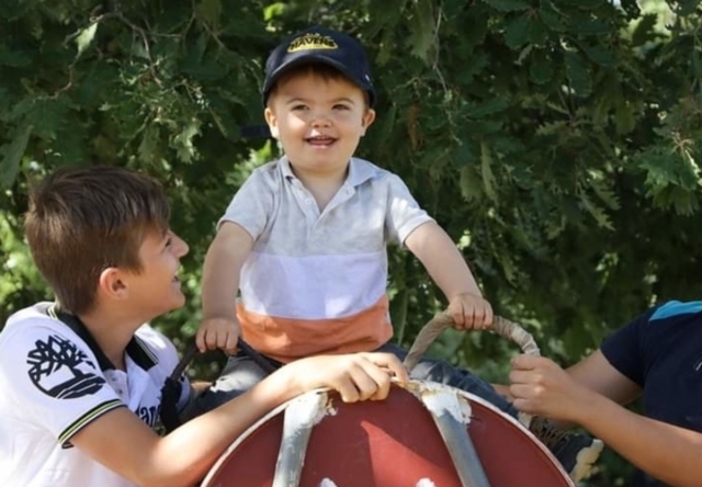  ¡Los ponis hacen felices a los niños! 