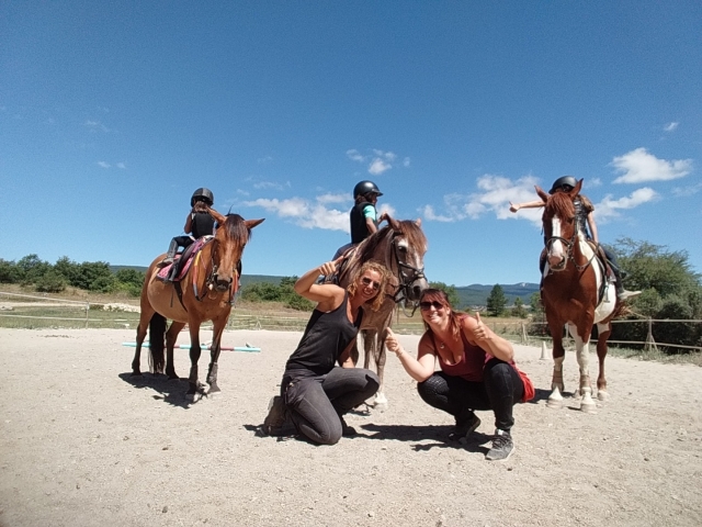  A caballo en grupo subiendo en los Alpes del Sur 