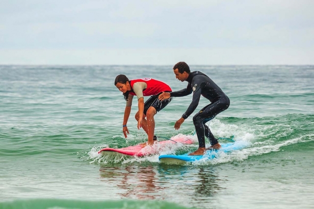  Un surfista sobre una ola.