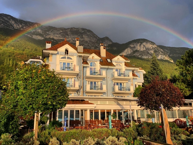  Sublime casa junto al lago rodeada por un arco iris