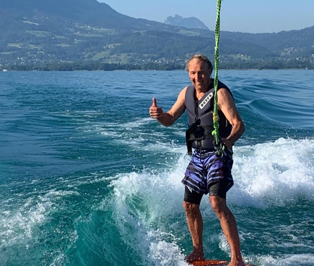  ¡No hay límile de edad para disfrutar de los places del wakeboard!
