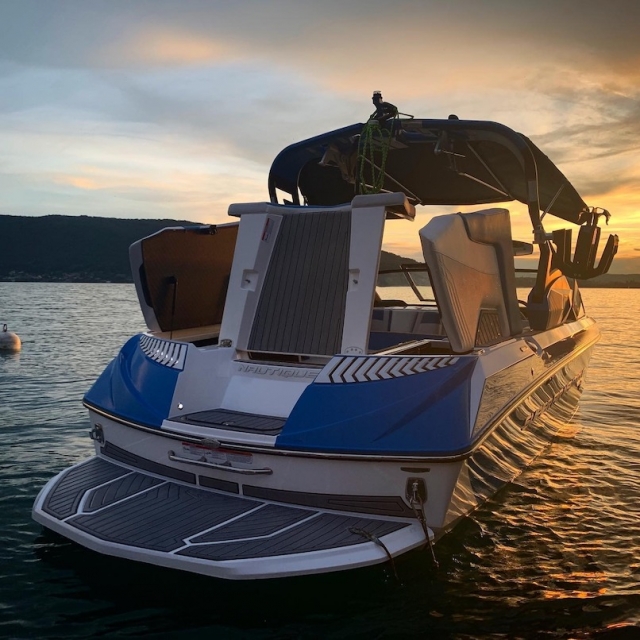 Paseo en barco por el lago de Annecy - 1 hora