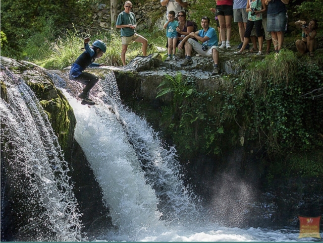  Bonito salto muy por encima de la cascada 
