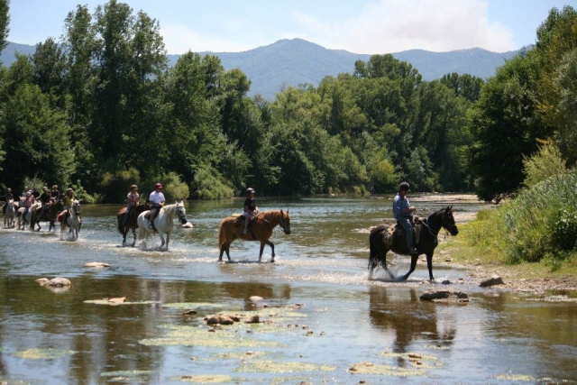 Atravesando un cuerpo de agua a caballo