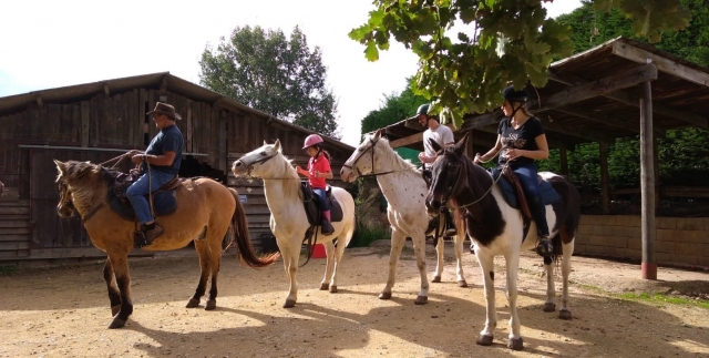  Salida para el paseo a caballo en familia 