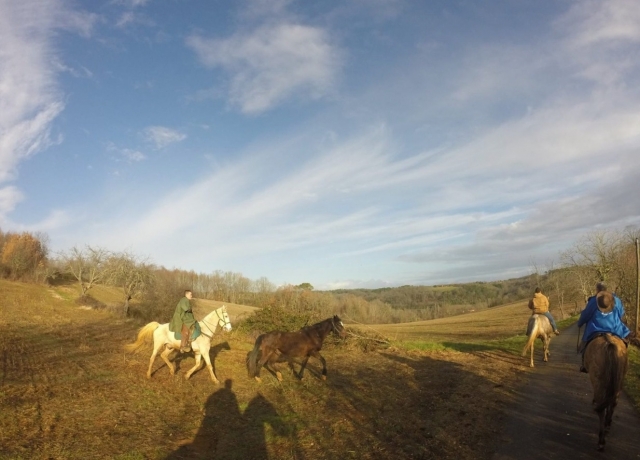 Un paseo a caballo bajo el hermoso sol de Dordoña. 