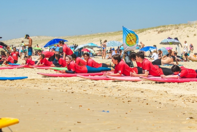  Un grupo de surfistas preparándose. 