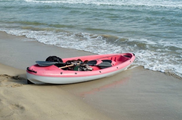  Un kayak en la playa. 