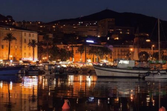 Puerto de Ajaccio de noche