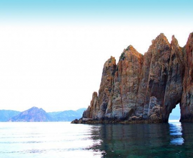 Acantilados en el mar