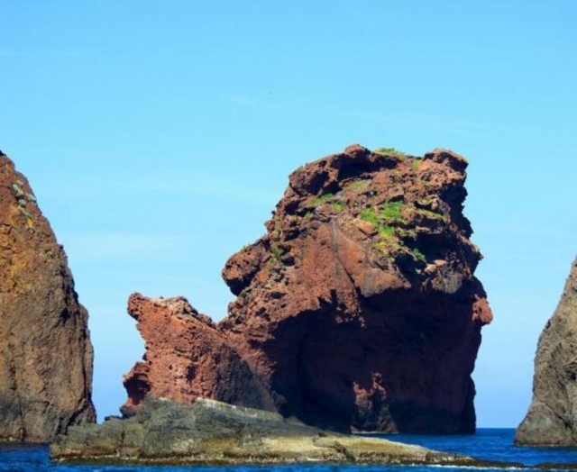 Grandes rocas en aguas de Córcega