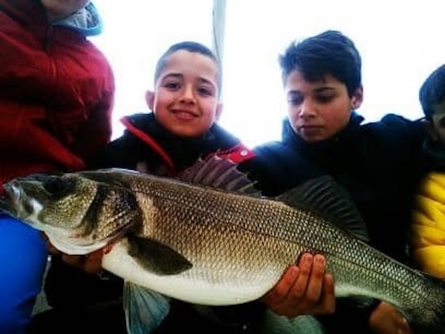  Chavos divirtiéndose pescando.