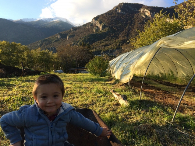  Un niño feliz con su día en el pony 