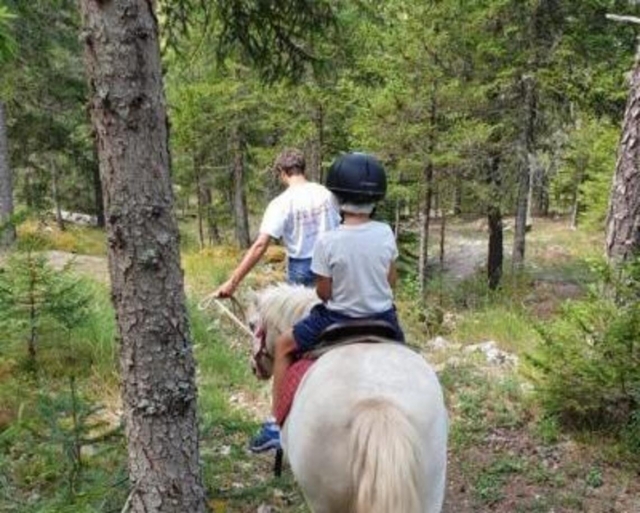 Paseo en pony por los senderos de Valdeblore 