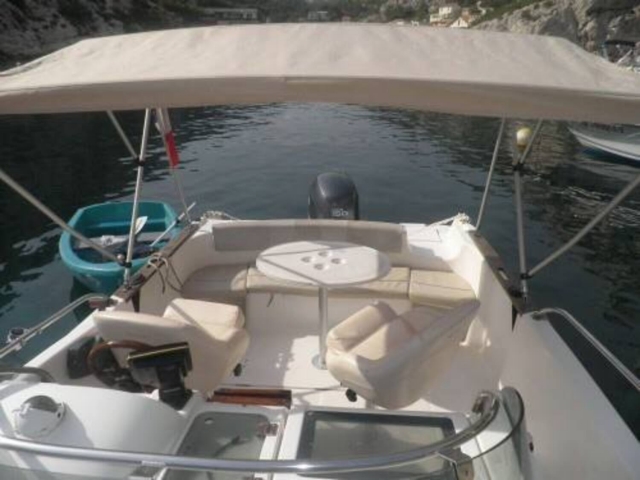  Cómodo interior del barco