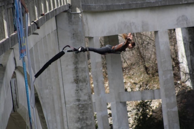 Inmortaliza su salto de bungee en vídeo