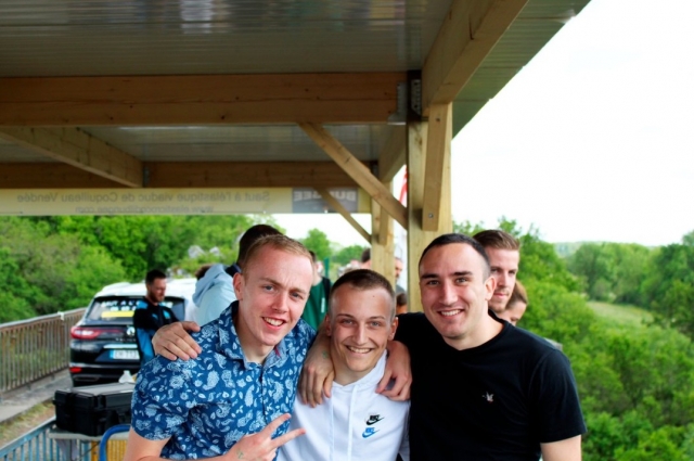  Momento amistoso con amigos antes del salto tándem.
