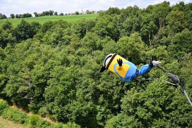  Atrévele a hacer bungee en Le Mans. 