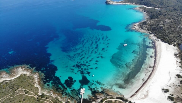 Magnífica playa de Haule Córcega vista desde el cielo