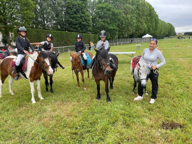  Paseo en poni acompañado de uno de los padres. 
