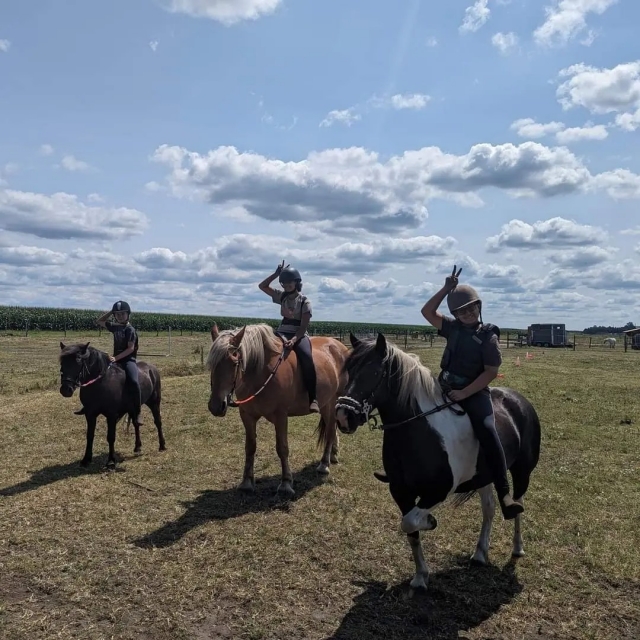  Deje que sus hijos se diviertan a caballo 
