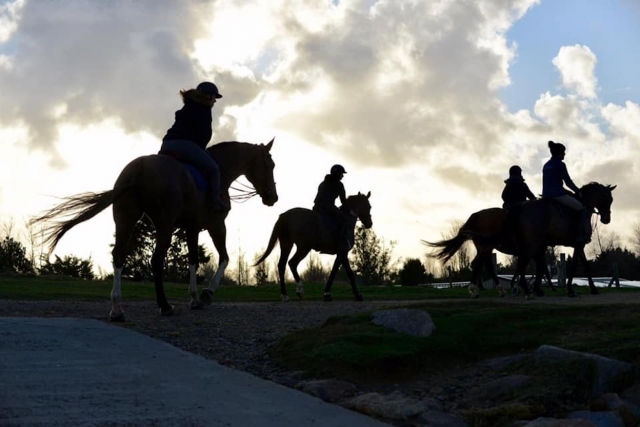  Pbaños a caballo por los senderos de Calvados. 