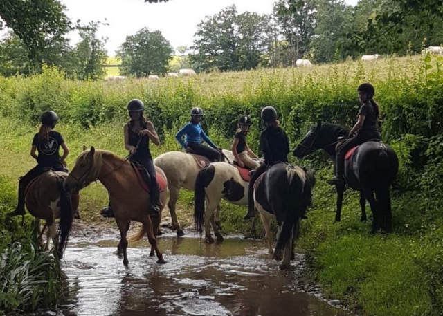  Cruzar el río a caballo 