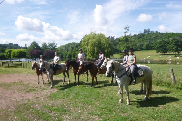 Salida hacia el paseo a caballo en Saint Laurent en Brionnais